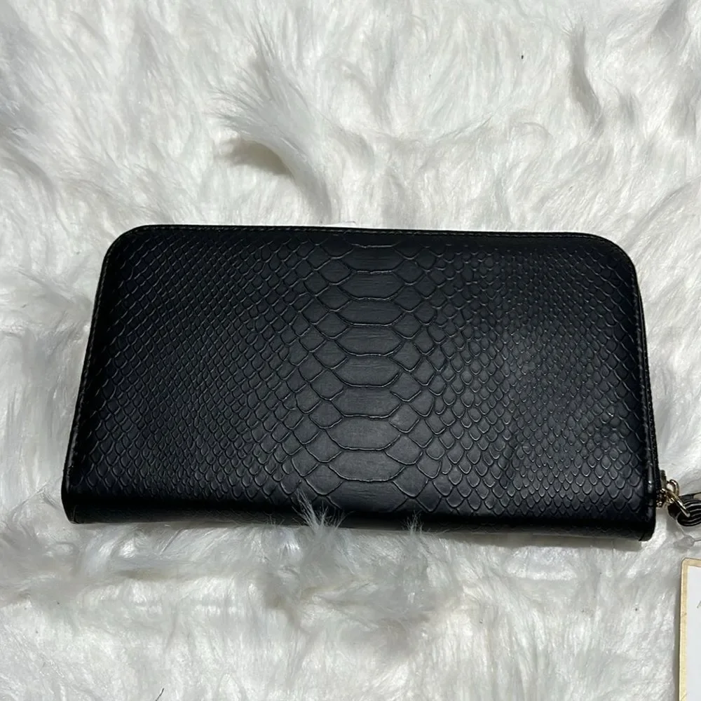Adrienne‎ Vittadini Charging Wristlet Wallet A27